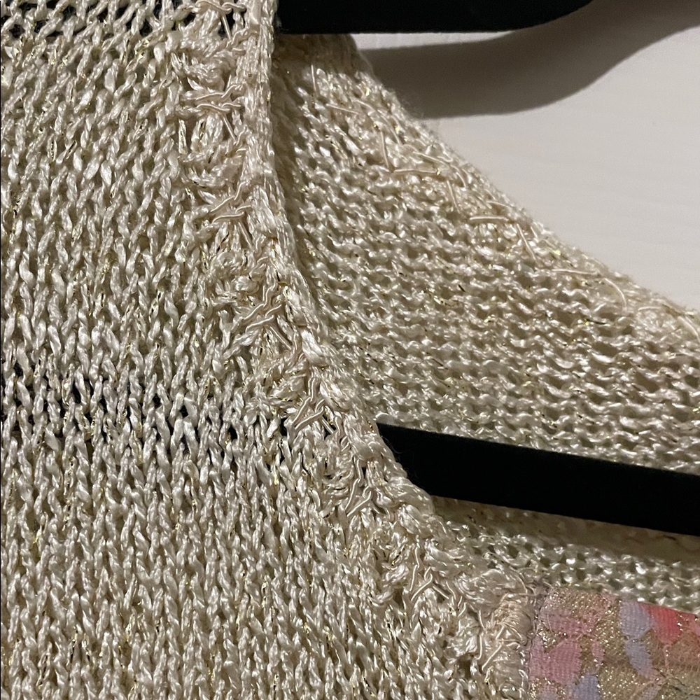 Chic Cream Cardigan with Floral Details - Picture 9 of 14
